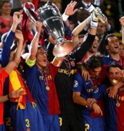 A Barcelona játékosai a BL-trófeával